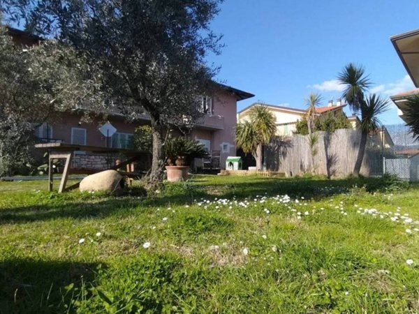 casa indipendente in vendita a Massa in zona Marina di Massa