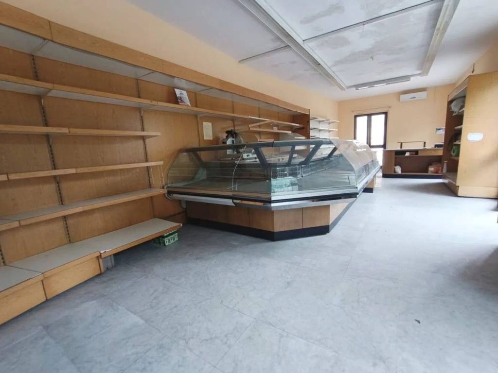 negozio in vendita a Massa in zona Centro Storico