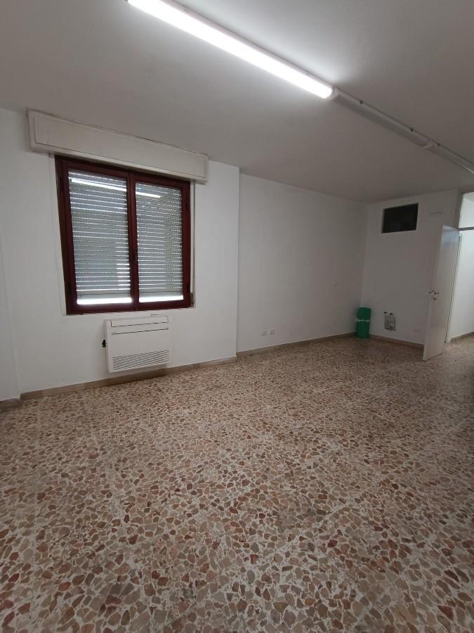 ufficio in vendita a Massa in zona Centro Storico