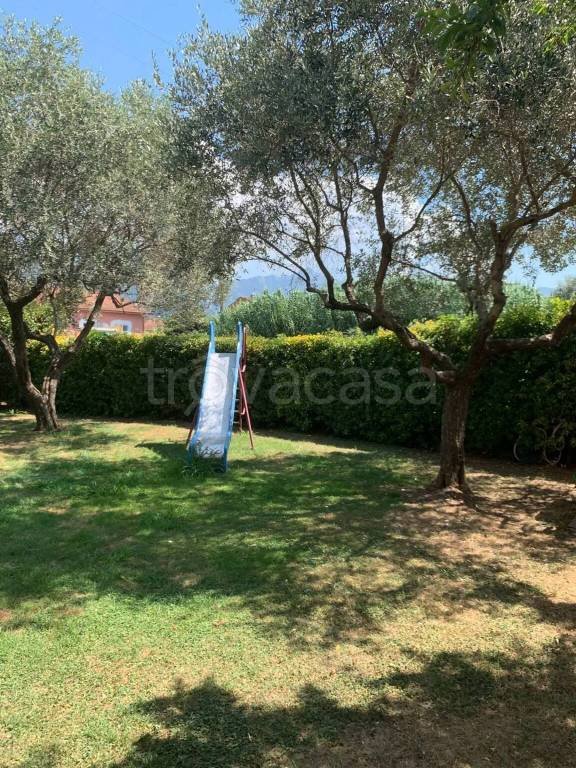 casa indipendente in vendita a Massa in zona Romagnano