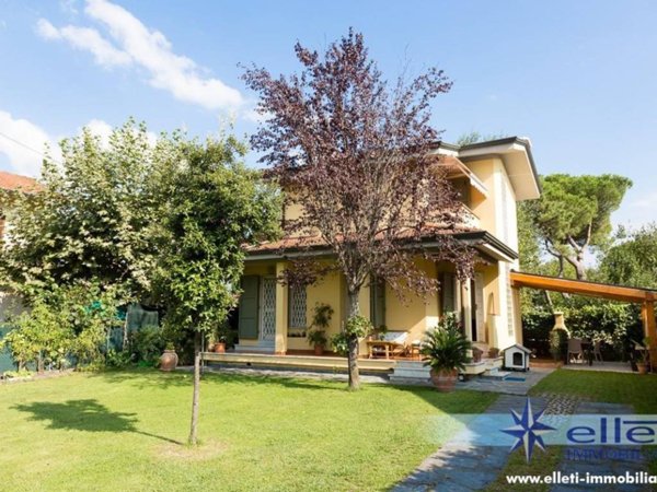 casa indipendente in vendita a Massa in zona Poveromo