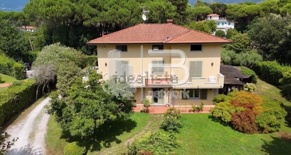 casa indipendente in vendita a Massa in zona Marina dei Ronchi
