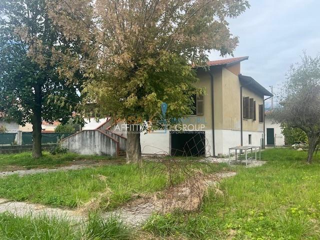 casa indipendente in vendita a Massa in zona Marina di Massa