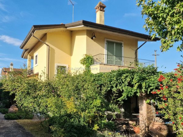 casa indipendente in vendita a Massa in zona Romagnano