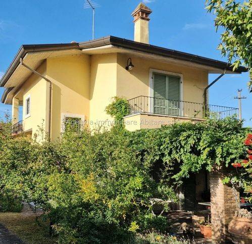 casa indipendente in vendita a Massa in zona Mirteto