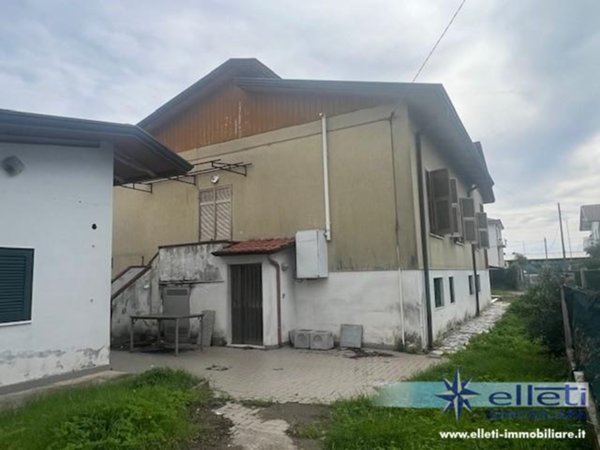 casa indipendente in vendita a Massa in zona Marina di Massa