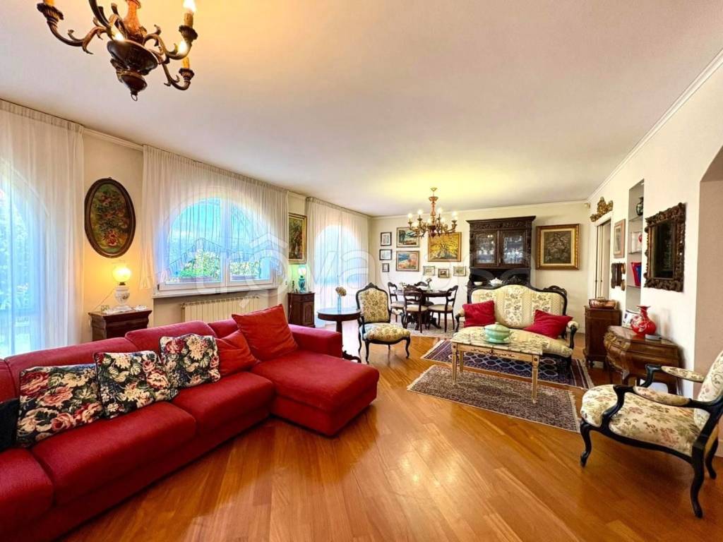 casa indipendente in vendita a Massa in zona Marina di Massa