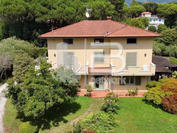 casa indipendente in vendita a Massa in zona Marina dei Ronchi
