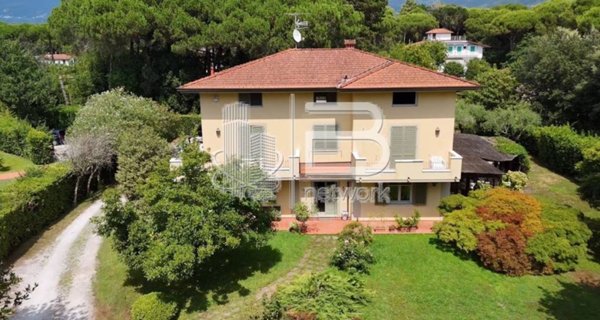 casa indipendente in vendita a Massa in zona Marina dei Ronchi