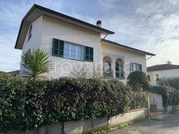 casa indipendente in vendita a Massa in zona Marina di Massa
