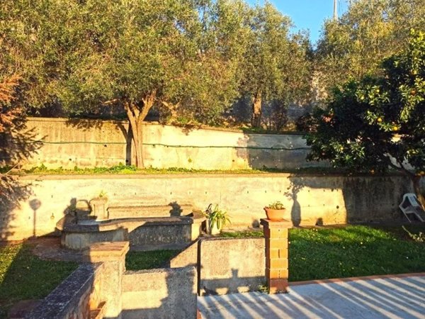 casa indipendente in vendita a Massa