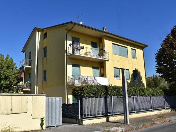 appartamento in vendita a Massa in zona Marina di Massa