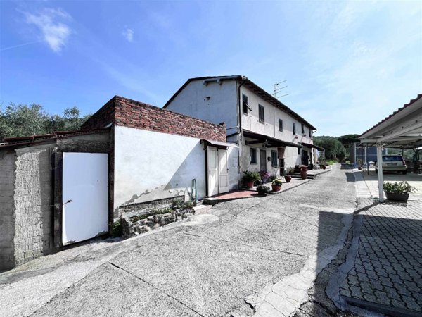 appartamento in vendita a Massa in zona Centro Storico