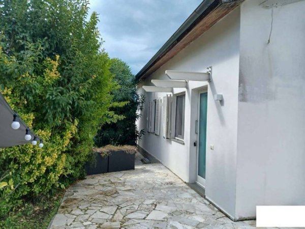 casa indipendente in vendita a Massa in zona Castagnola