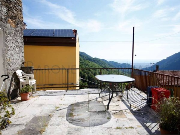 casa indipendente in vendita a Massa