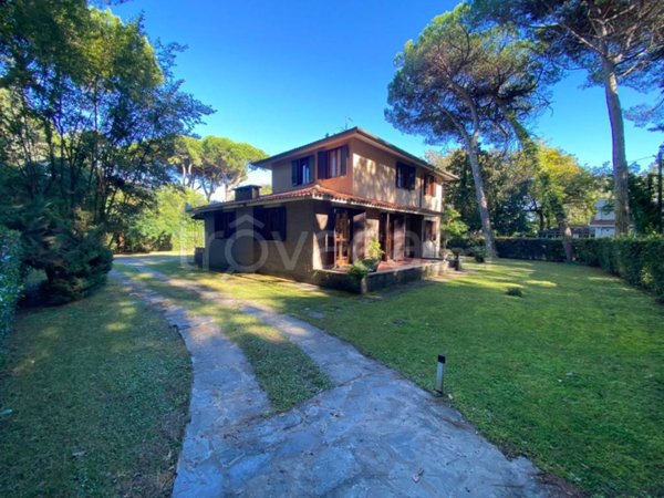 casa indipendente in vendita a Massa in zona Marina dei Ronchi