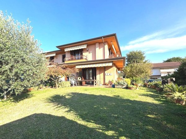 casa indipendente in vendita a Massa in zona Marina di Massa