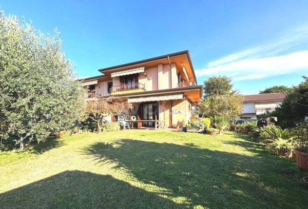 casa indipendente in vendita a Massa in zona Quercioli