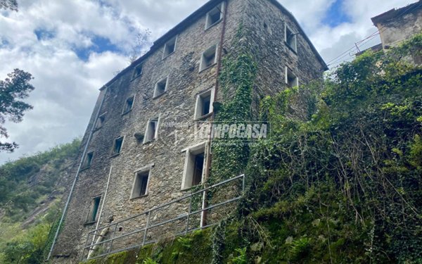 casa indipendente in vendita a Massa in zona Antona