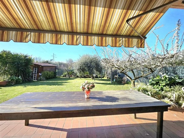casa indipendente in vendita a Massa in zona Marina di Massa