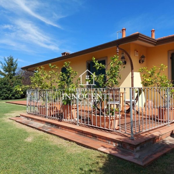 casa indipendente in vendita a Massa
