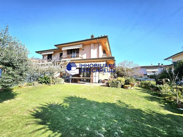 casa indipendente in vendita a Massa in zona Quercioli