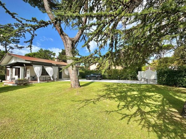 casa indipendente in vendita a Massa in zona Marina di Massa