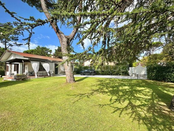 casa indipendente in vendita a Massa in zona Poveromo