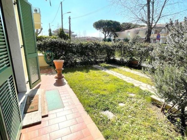appartamento in vendita a Massa in zona Marina di Massa