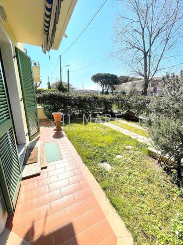 appartamento in vendita a Massa in zona Marina di Massa