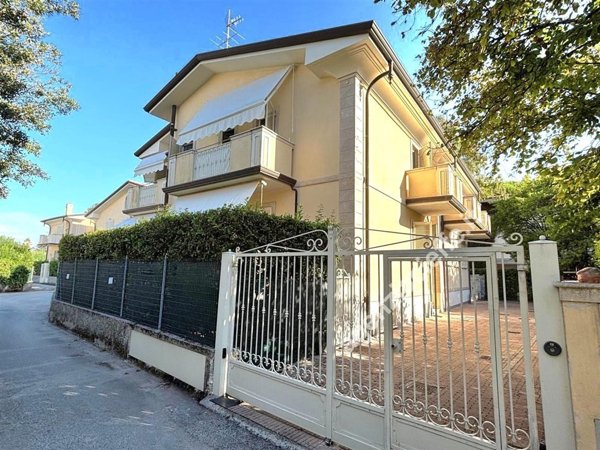 appartamento in vendita a Massa in zona Marina di Massa