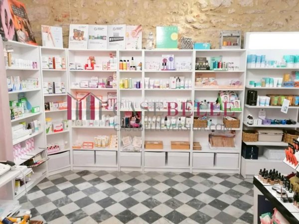 negozio in vendita a Massa in zona Centro Storico