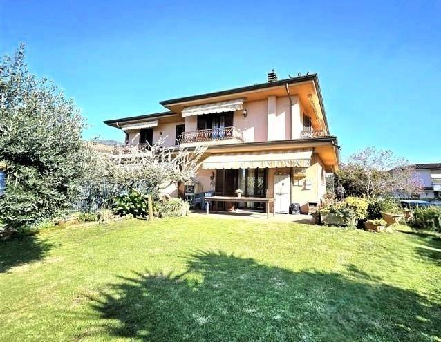 casa indipendente in vendita a Massa in zona Marina di Massa