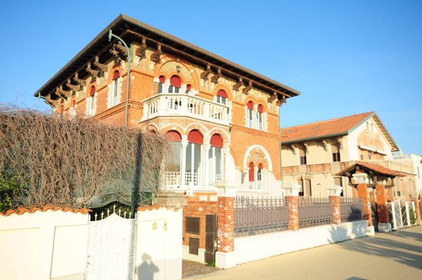 casa indipendente in vendita a Massa in zona Marina di Massa