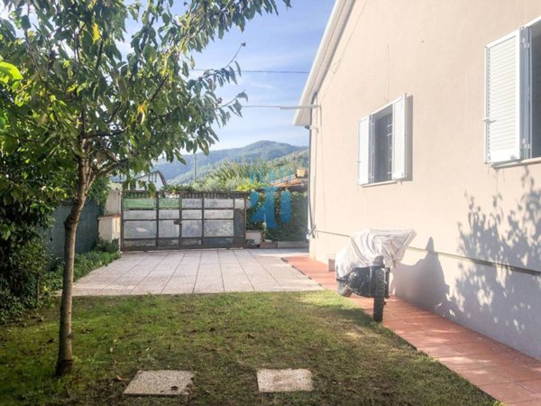 casa indipendente in vendita a Massa in zona Castagnola