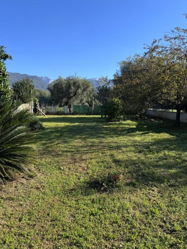 casa indipendente in vendita a Massa in zona Marina di Massa