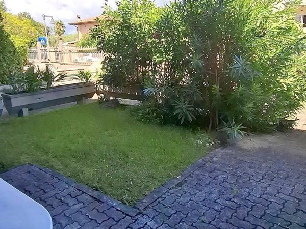 appartamento in vendita a Massa in zona Marina dei Ronchi