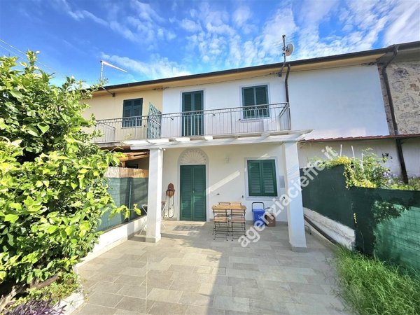 casa indipendente in vendita a Massa in zona Centro Storico