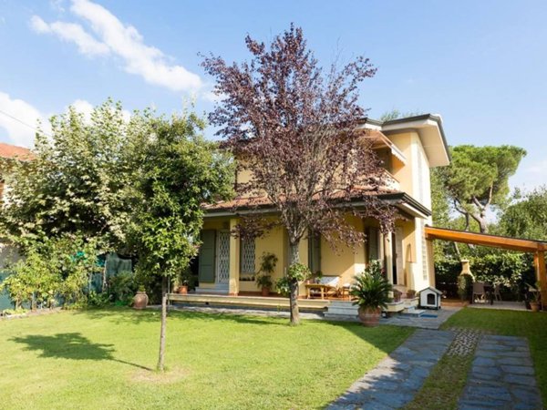 casa indipendente in vendita a Massa in zona Poveromo