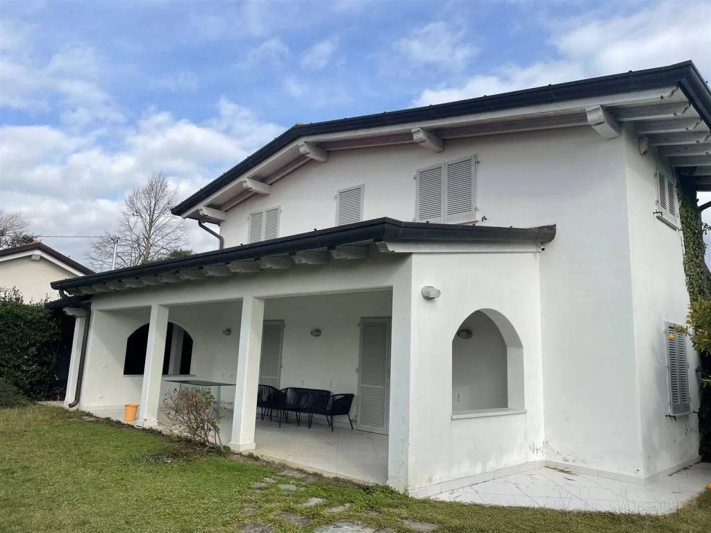 casa indipendente in vendita a Massa in zona Poveromo