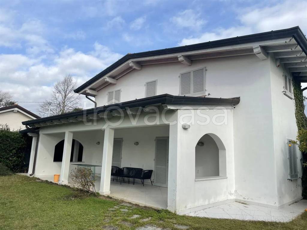 casa indipendente in vendita a Massa in zona Poveromo