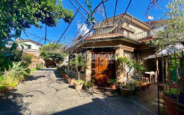 casa indipendente in vendita a Massa in zona Centro Storico