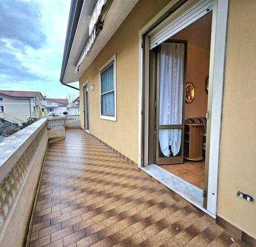 appartamento in vendita a Massa in zona Marina di Massa