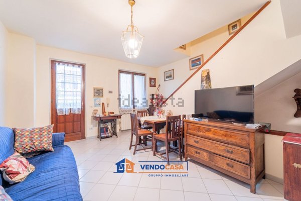 casa indipendente in vendita a Massa in zona Marina dei Ronchi