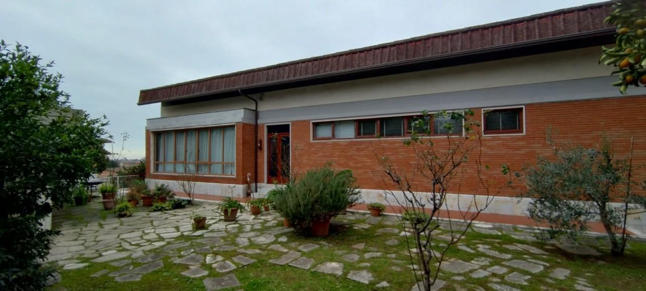 casa indipendente in vendita a Massa in zona Centro Storico