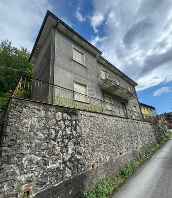 casa indipendente in vendita a Massa in zona Antona