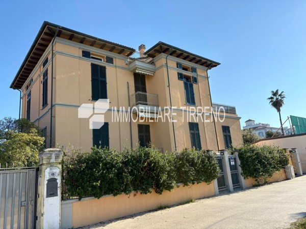 appartamento in vendita a Massa in zona Marina di Massa
