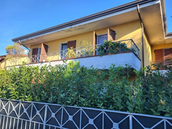 casa indipendente in vendita a Massa in zona Marina di Massa