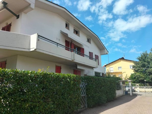 appartamento in vendita a Massa in zona Marina dei Ronchi