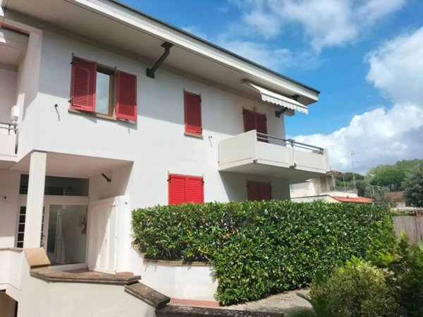appartamento in vendita a Massa in zona Marina dei Ronchi